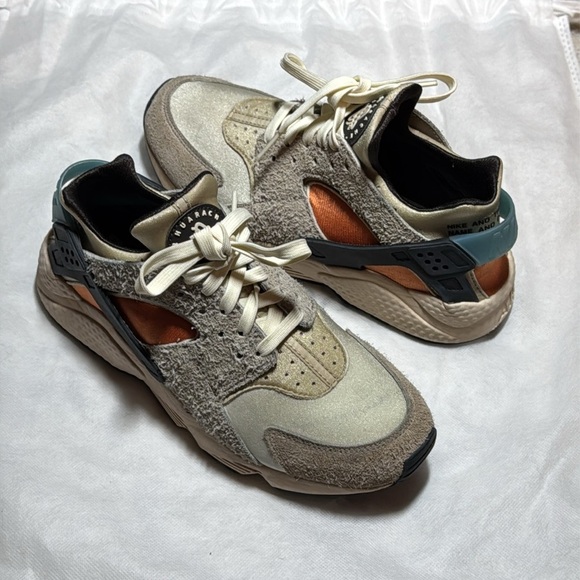 NIKE Air Huarache‎ Swoosh women’s Sz 8.5 lace up sneakers - Picture 6 of 12